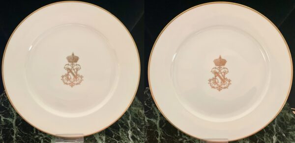 Service des bals en porcelaine de Sèvres paire d'assiettes au chiffre de Napoléon III - Ø : 19,5 cm – Image 13