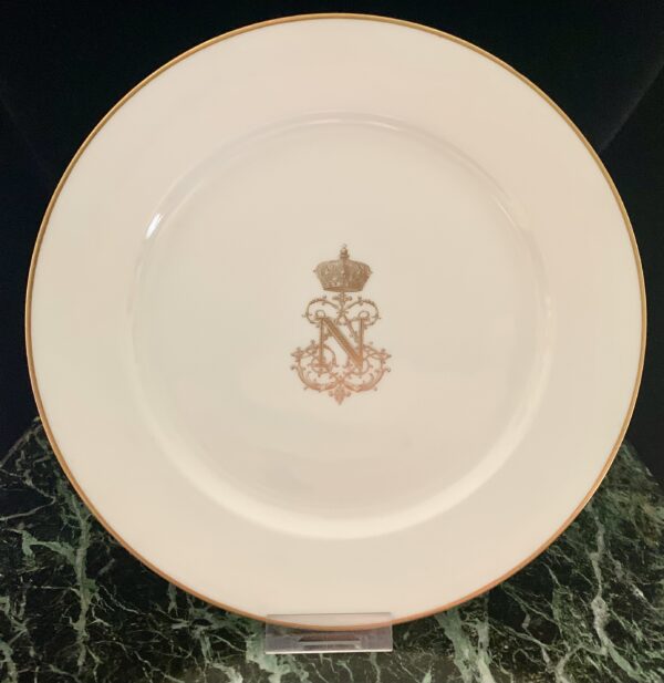 Service des bals en porcelaine de Sèvres paire d'assiettes au chiffre de Napoléon III - Ø : 19,5 cm – Image 2