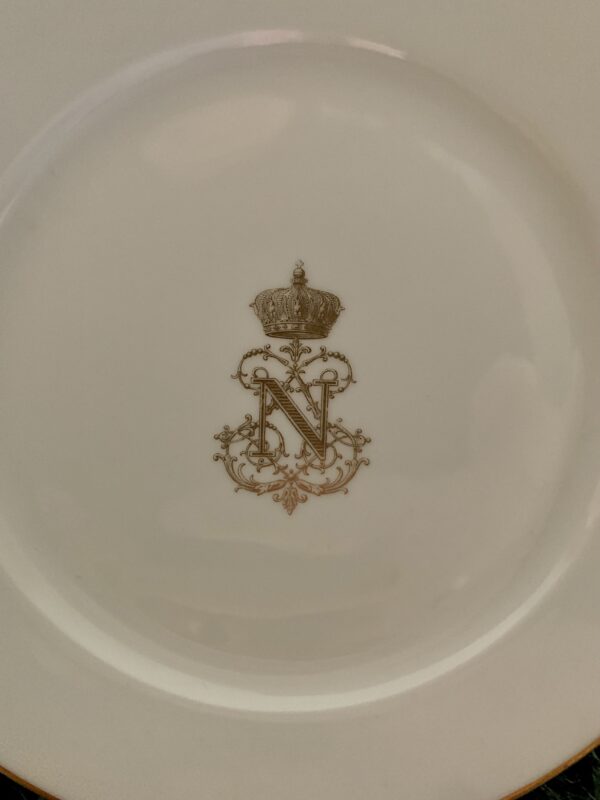 Service des bals en porcelaine de Sèvres paire d'assiettes au chiffre de Napoléon III - Ø : 19,5 cm – Image 3