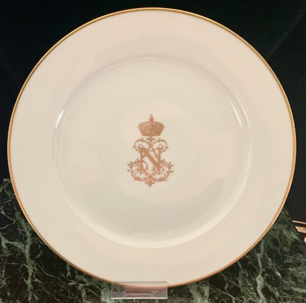 Service des bals en porcelaine de Sèvres paire d'assiettes au chiffre de Napoléon III - Ø : 19,5 cm – Image 8
