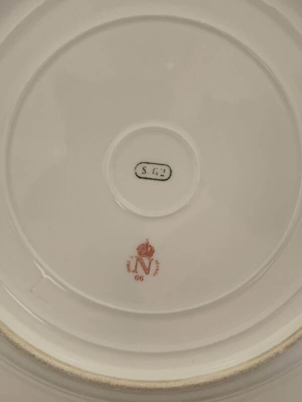 Service des bals en porcelaine de Sèvres paire d'assiettes au chiffre de Napoléon III - Ø : 19,5 cm – Image 12
