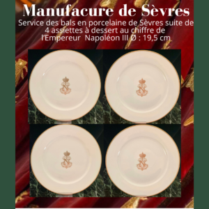 Service des bals en porcelaine de Sèvres Suite de 4 assiettes au chiffre de Napoléon III