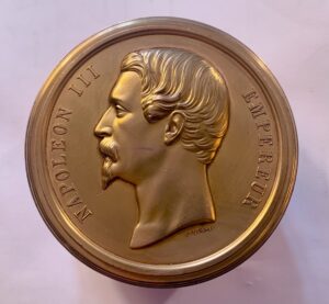Boite et médaille en bronze provenant des collections impériales. Boîte en bronze doré (370 gr).
